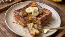 Torrada de banana com leite na frigideira que viralizou nas redes e fica pronta em 5 minutos