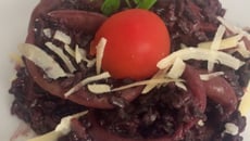 Risoto de arroz negro com lula