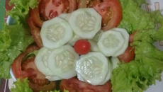 Salada mista com molho de tomate seco