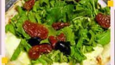 Bacalhau com rúcula e tomate seco