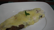 Filé mignon ao molho de queijo