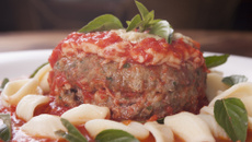 Polpetone recheado à parmegiana