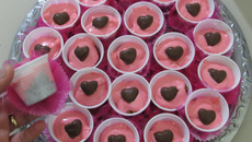 Bolo no potinho (mini mousse de morango) para festinhas