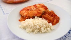 Cação ao molho vermelho