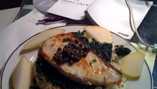 Peixe com espinafre e pera