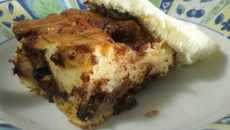 Cuca de banana e chocolate