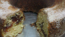 Bolo de fubá molhadinho com goiabada e casquinha de açúcar