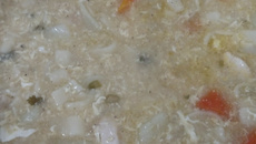 Canja de galinha com macarrão e ovos