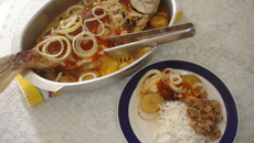 Peixe assado ao molho e batatas