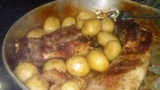 Costelinha de porco com barbecue e batatas