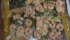 Postas de salmão assado com molho de camarão