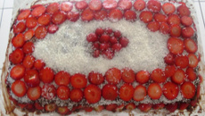 Bolo de chocolate com morangos