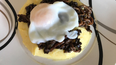 Purê de batata baroa com shimeji e ovo poché