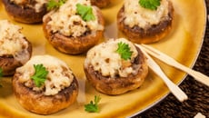 Cogumelos recheados na air fryer com risoto de limão