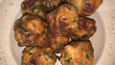 Bolinho salgado de folhas de cenoura