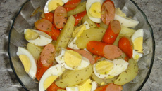 Salada quente de salsicha com batata
