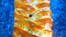 Pão recheado com queijo, presunto, tomate e orégano