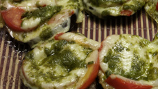 Torre de berinjela com molho pesto