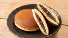 Dorayaki com massa de panqueca doce fofinha recheada com pasta de feijão