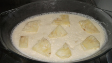 Mousse de abacaxi com pedaços da fruta