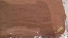 Bolo simples com cobertura de goiabada