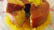 Pão-de-ló de fubá com calda de laranja