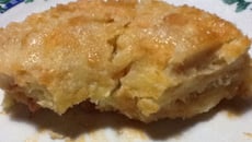 Bolo de pão velho com doce de leite e coco ralado