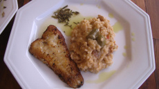 Risoto de camarão acompanhado de filé de merluza fácil