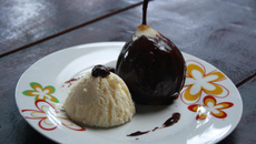 Peras ao vinho com chocolate