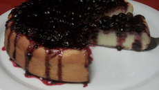 Torta de ricota com calda de frutas vermelhas