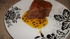 Bolo integral de chocolate com calda de maracujá