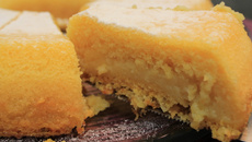 Bolo de fubá com parmesão levemente cremoso (sem farinha de trigo)