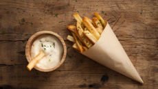 Batata frita crocante com creme de alho