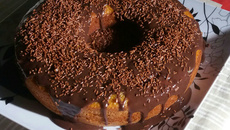 Bolo de cenoura fofinho com cobertura de chocolate