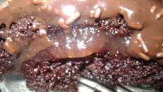 Bolo de chocolate recheado aerado e super molhadinho