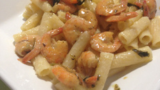 Camarão no linguine com limão e pimenta