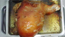 Pernil assado com cerveja e canela