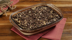 Ovo de Páscoa na travessa