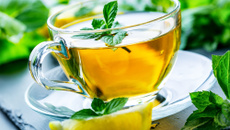 Chá refrescante de hortelã e gengibre