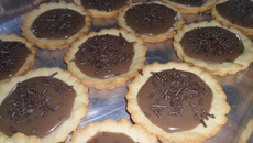 Biscoitinho com cobertura de chocolate