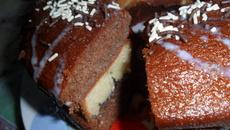 Bolo de chocolate preto e chocolate branco