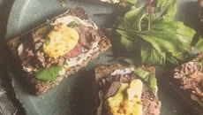 Sanduíche aberto de rosbife