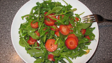 Salada de rúcula com morango
