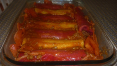 Panquecas coloridas ao molho