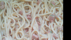 Macarrão com salsicha e creme de leite