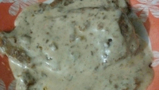 Bife com creme de cebola