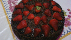 Bolo de chocolate com morango
