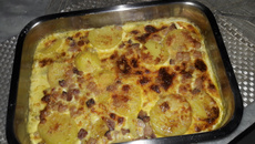 Batatas gratinadas ao molho de nata e bacon