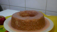 Bolo gelado sem glúten com calda de frutas