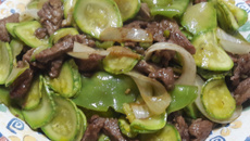 Iscas de filé mignon com legumes salteados